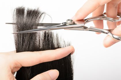 Jak podcinać włosy w domu? Krótki instruktaż