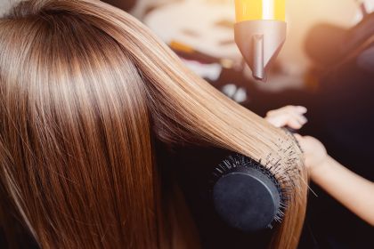 Przestań niszczyć włosy wysoką temperaturą - poznaj 3 sekretne sposoby