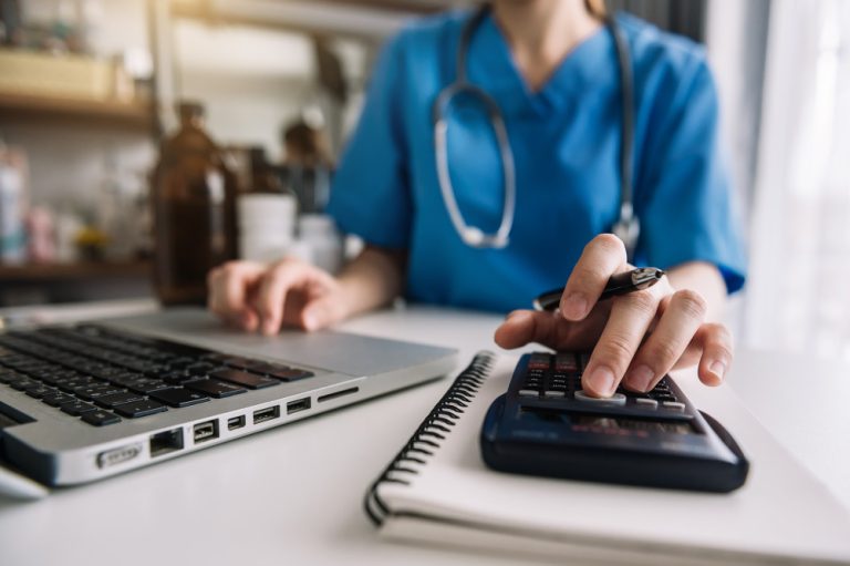 Jak stabilne zatrudnienie pielęgniarki wpływa na ocenę zdolności kredytowej?