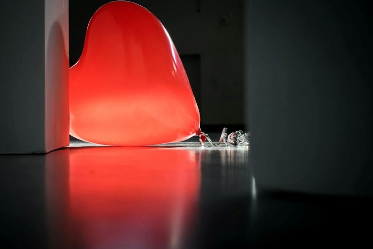 Jak dbać o kręcone włosy? Poznaj najlepsze kosmetyki!