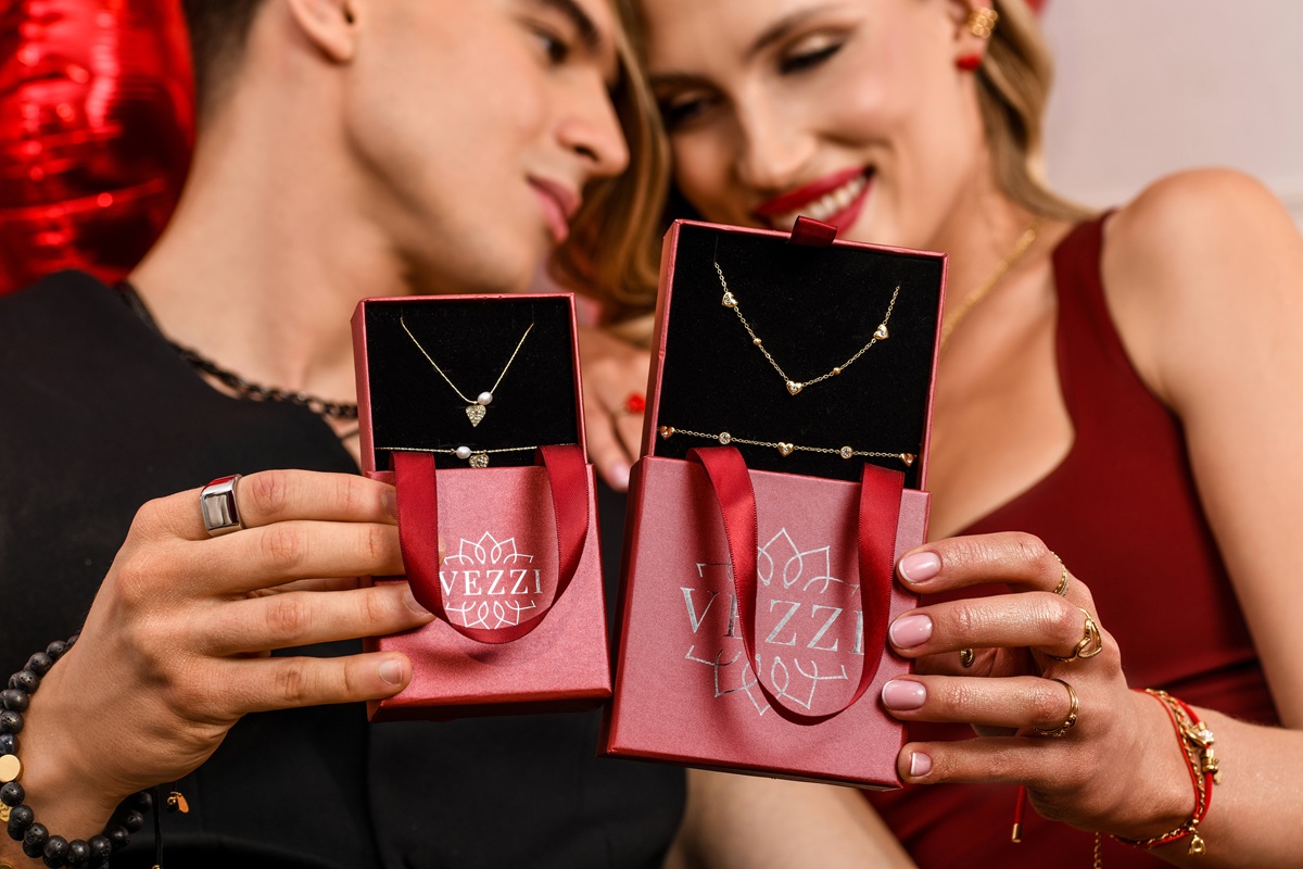 Jeden prezent, spójny efekt – dlaczego zestawy biżuterii sprawdzają się na Walentynki